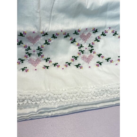 Vtg Set of 2 Hand Embroidered Pillowcases Lace Trim Pastel Floral Heart Design - Picture 3 of 6